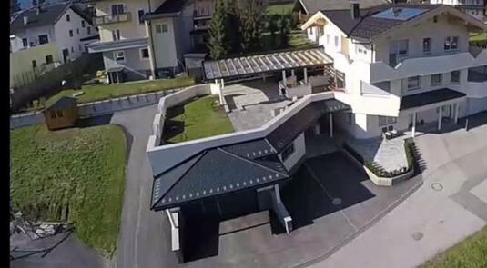 Aussenansicht des Haus Markus in Fügen mit Blick auf de Ferienwohnung und die Terrasse