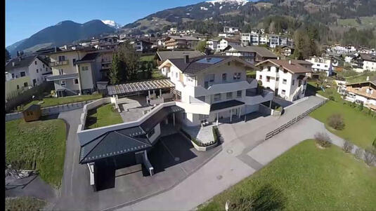 Aussenansicht des Haus Markus in Fügen mit Blick auf de Ferienwohnung und die Terrasse