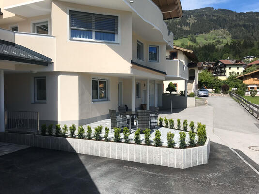 Sonniger Sitzbereich auf der Terrasse der Ferienwohnung im Haus Markus in Fügen