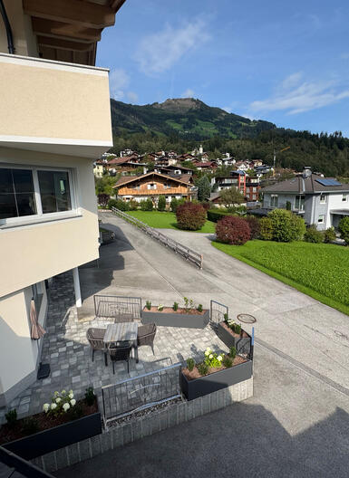 Sonnige Terrasse mit Tisch und Stühlen der Ferienwohnung im Haus Markus 